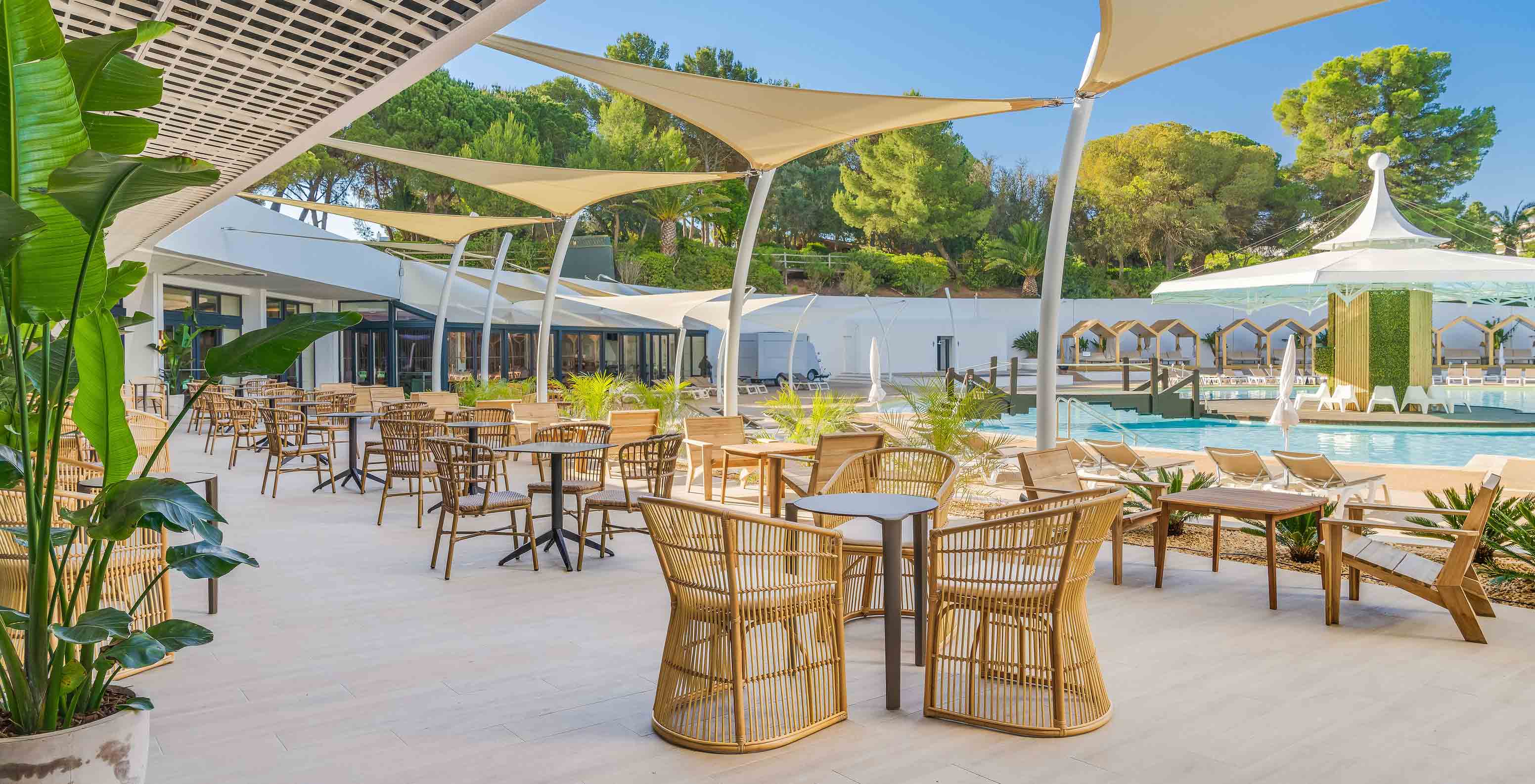 De Coral Bar, van het all-inclusive hotel in de Algarve, heeft een buitenruimte met tafels bij het zwembad.