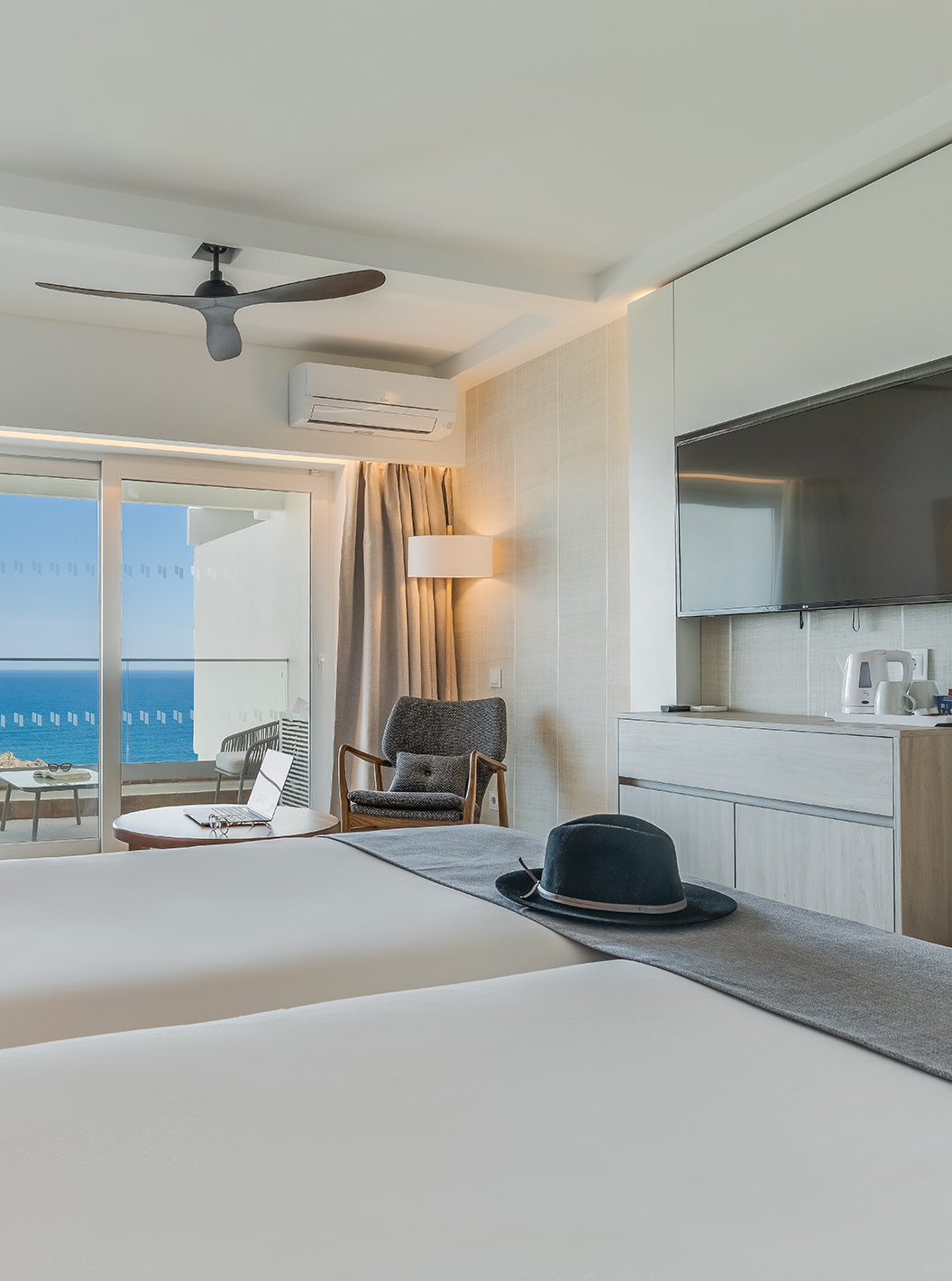 De Klassieke Kamer met Zeezicht van Pestana Blue Alvor Beach heeft twee bedden, televisie achter bed en airco