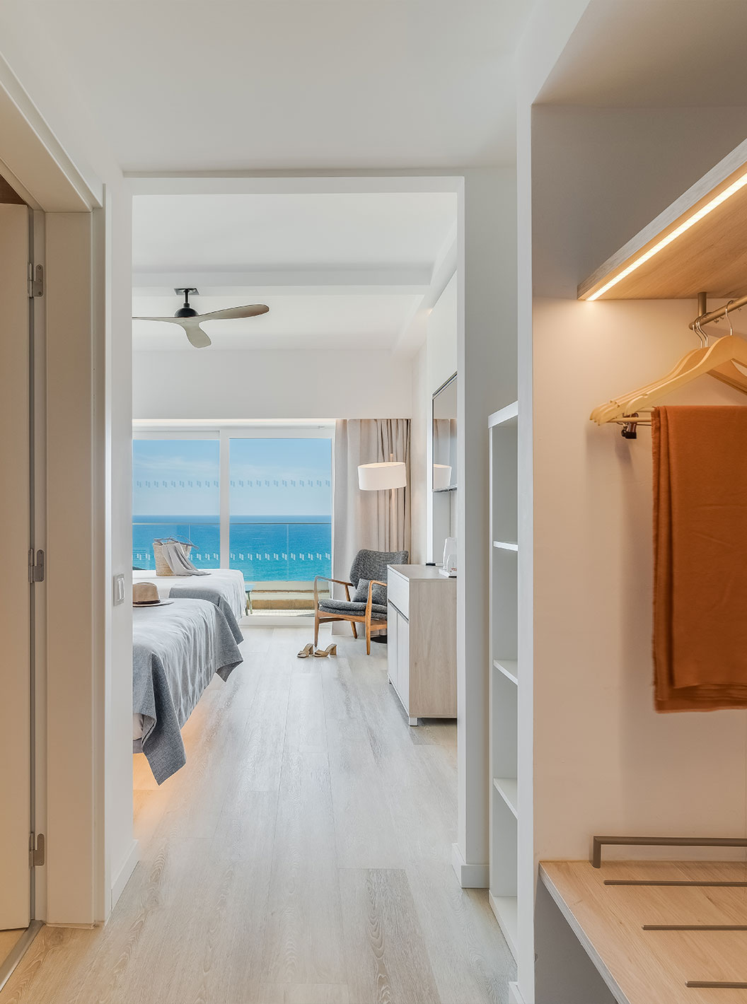 De Superior Familiekamer met Zeezicht van Pestana Blue Alvor Beach heeft gang met kast en spiegel en balkon