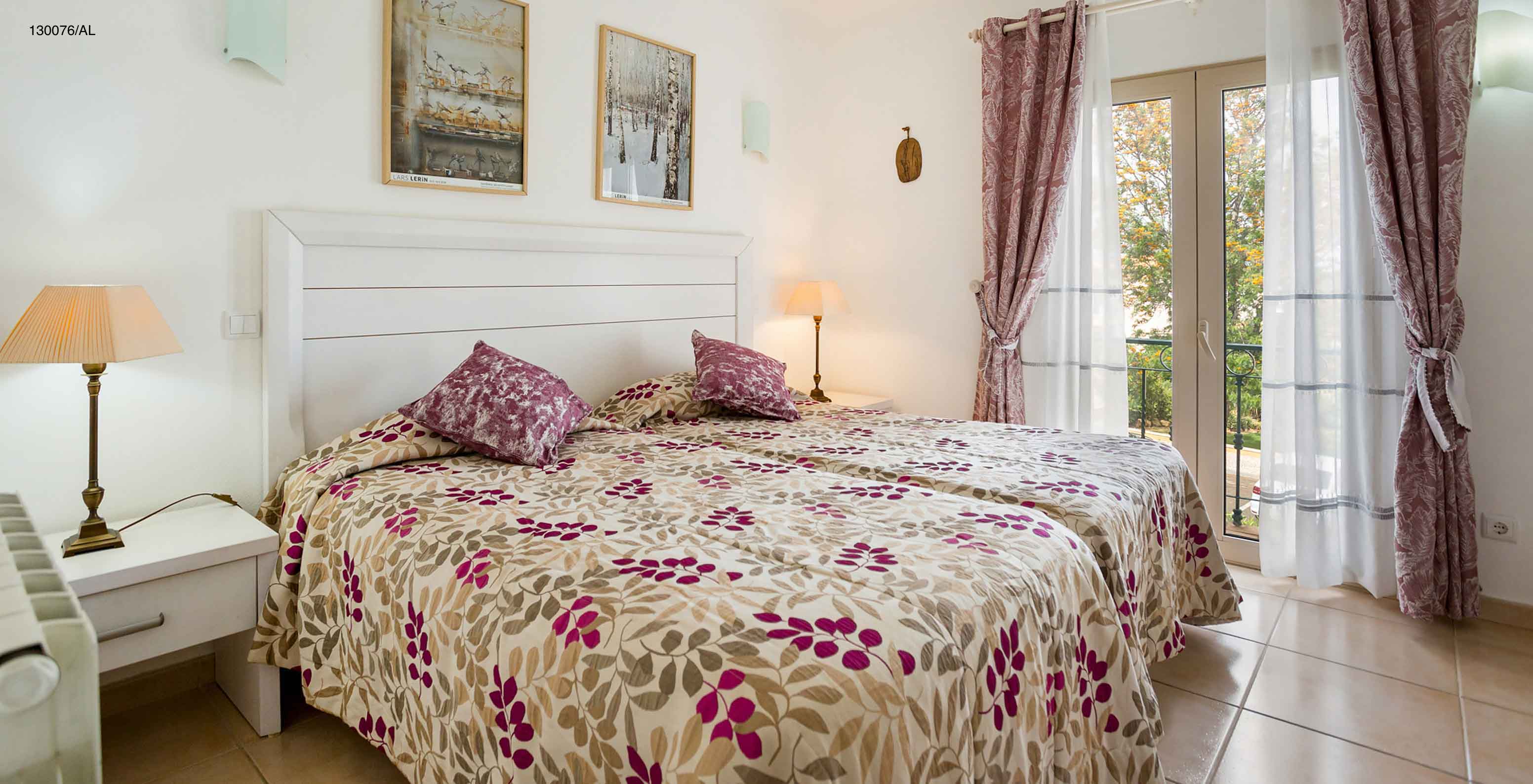 Het appartement Pestana Carvoeiro Golf T2 Standard heeft een tweepersoonsbed met twee nachtkastjes