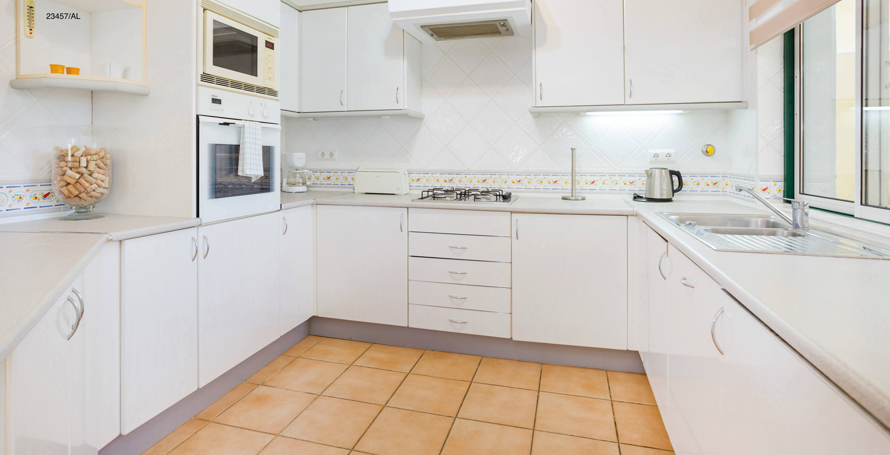 Het appartement Pestana Carvoeiro Golf T3 Standard heeft een keuken met witte kasten en een werkblad