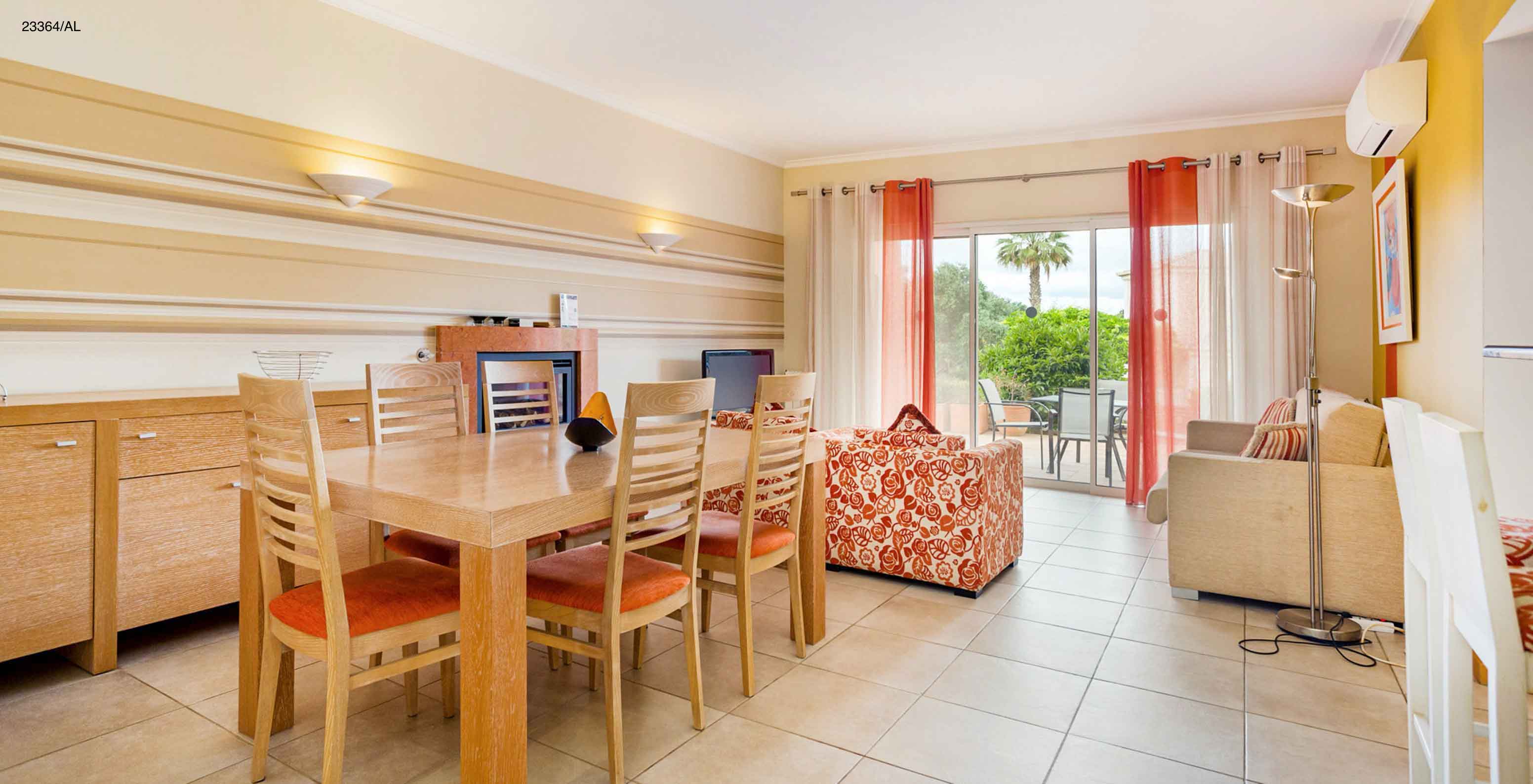 Het appartement Pestana Carvoeiro Golf T1 Standard heeft een eetkamer met vijf stoelen en een bank