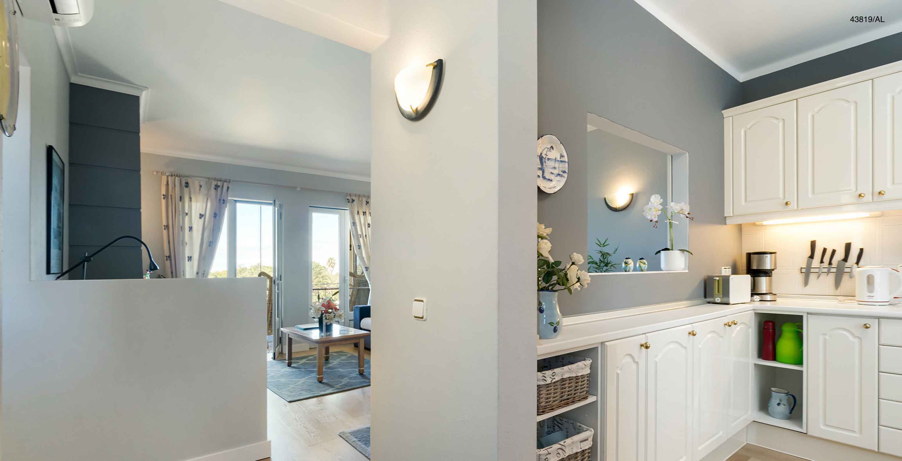 Het appartement Pestana Carvoeiro Golf T1 Superior heeft een ingang met uitzicht op de woonkamer en de keuken