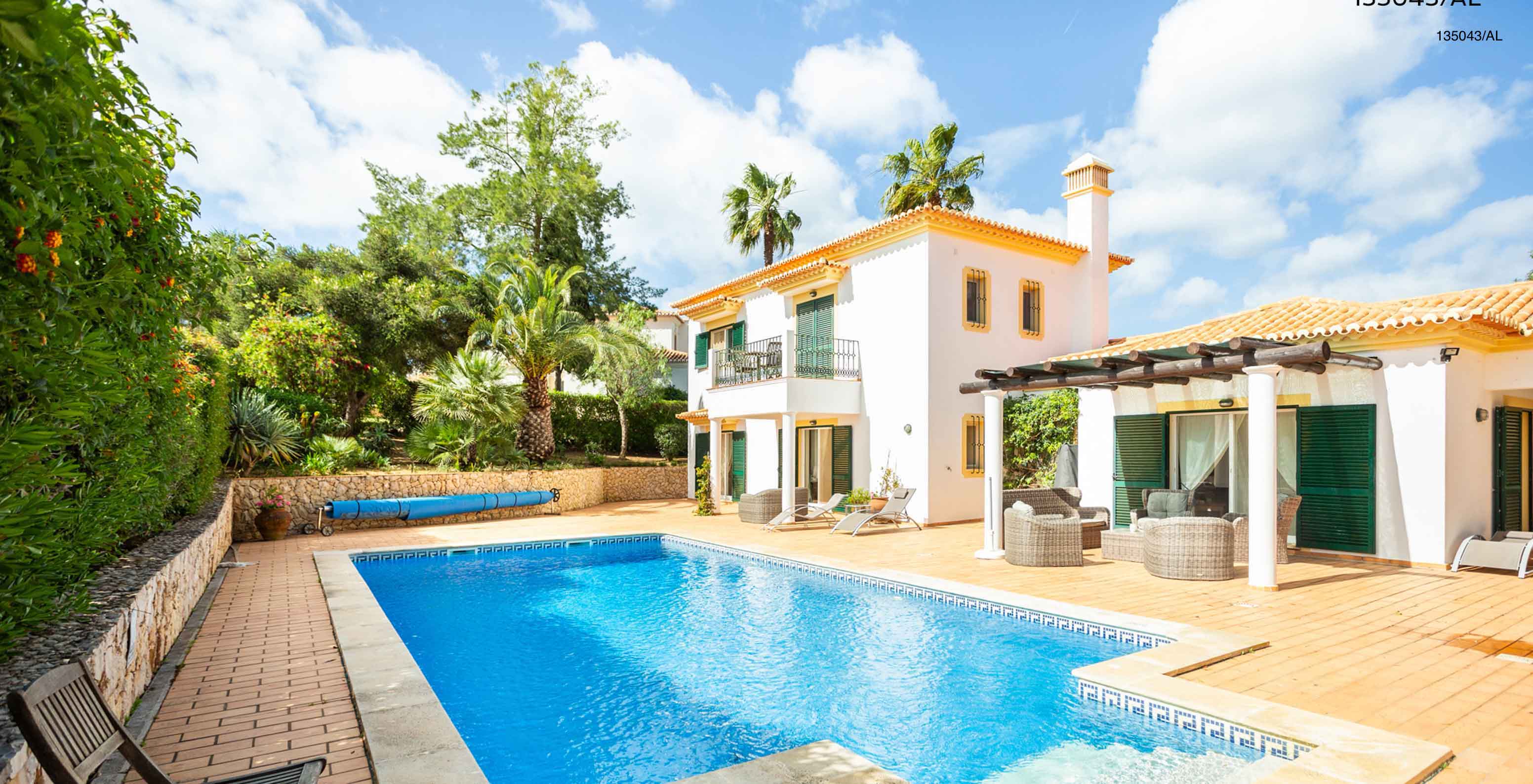 De villa Pestana Carvoeiro Golf V4 Standard heeft een buitenruimte met een zwembad en bomen eromheen