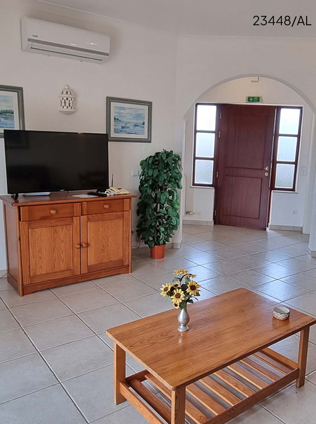 Het appartement Pestana Carvoeiro Golf T1 Standard heeft een woonkamer met een bank, tafels, stoelen en een televisie