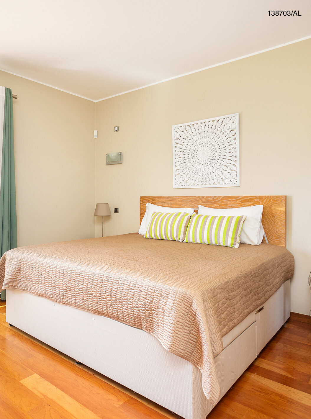 Het appartement Pestana Carvoeiro Golf T2 Superior heeft een slaapkamer met een tweepersoonsbed een nachtkastje en een balkon