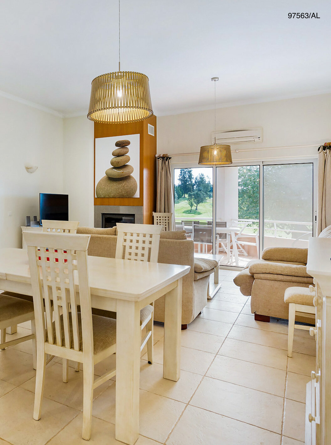 Het appartement Pestana Carvoeiro Golf T3 Superior heeft een eetkamer met uitzicht op de keuken, een tafel en vier stoelen