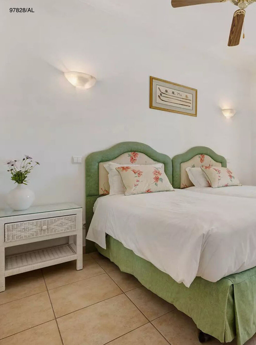 De villa Pestana Carvoeiro Golf V3 Standard heeft een slaapkamer met twee eenpersoonsbedden, een nachtkastje en een balkon