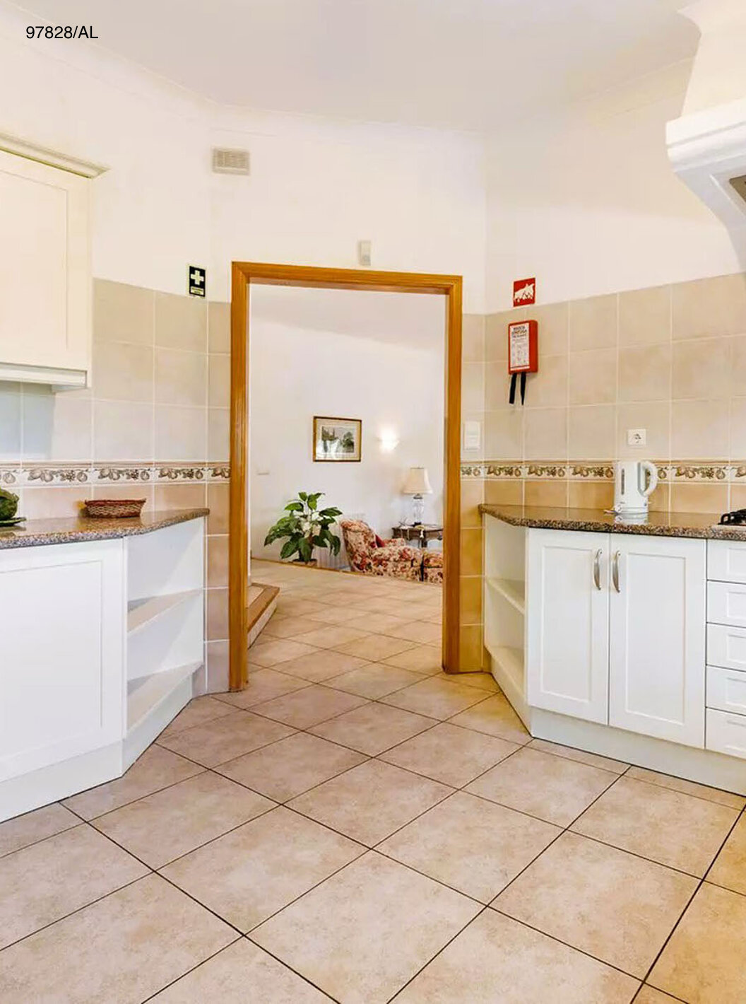 De villa Pestana Carvoeiro Golf V3 Standard heeft een keuken met witte kasten en apparatuur