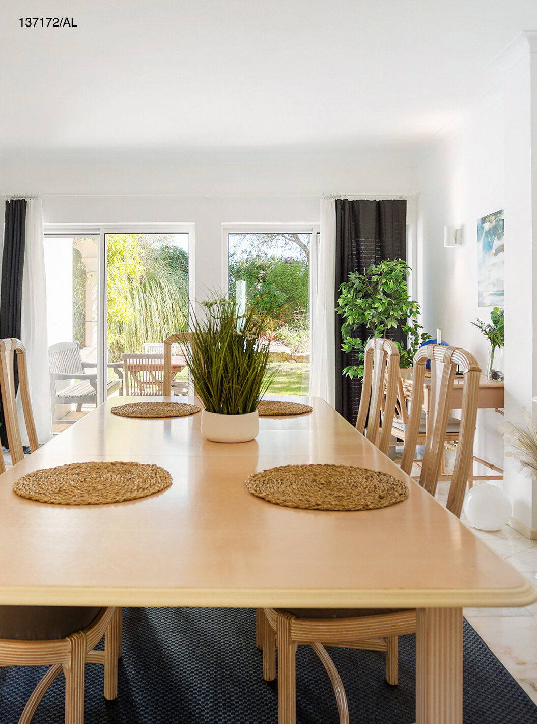 De villa Pestana Carvoeiro Golf V3 Standard heeft een eetkamer met een grote houten tafel en stoelen