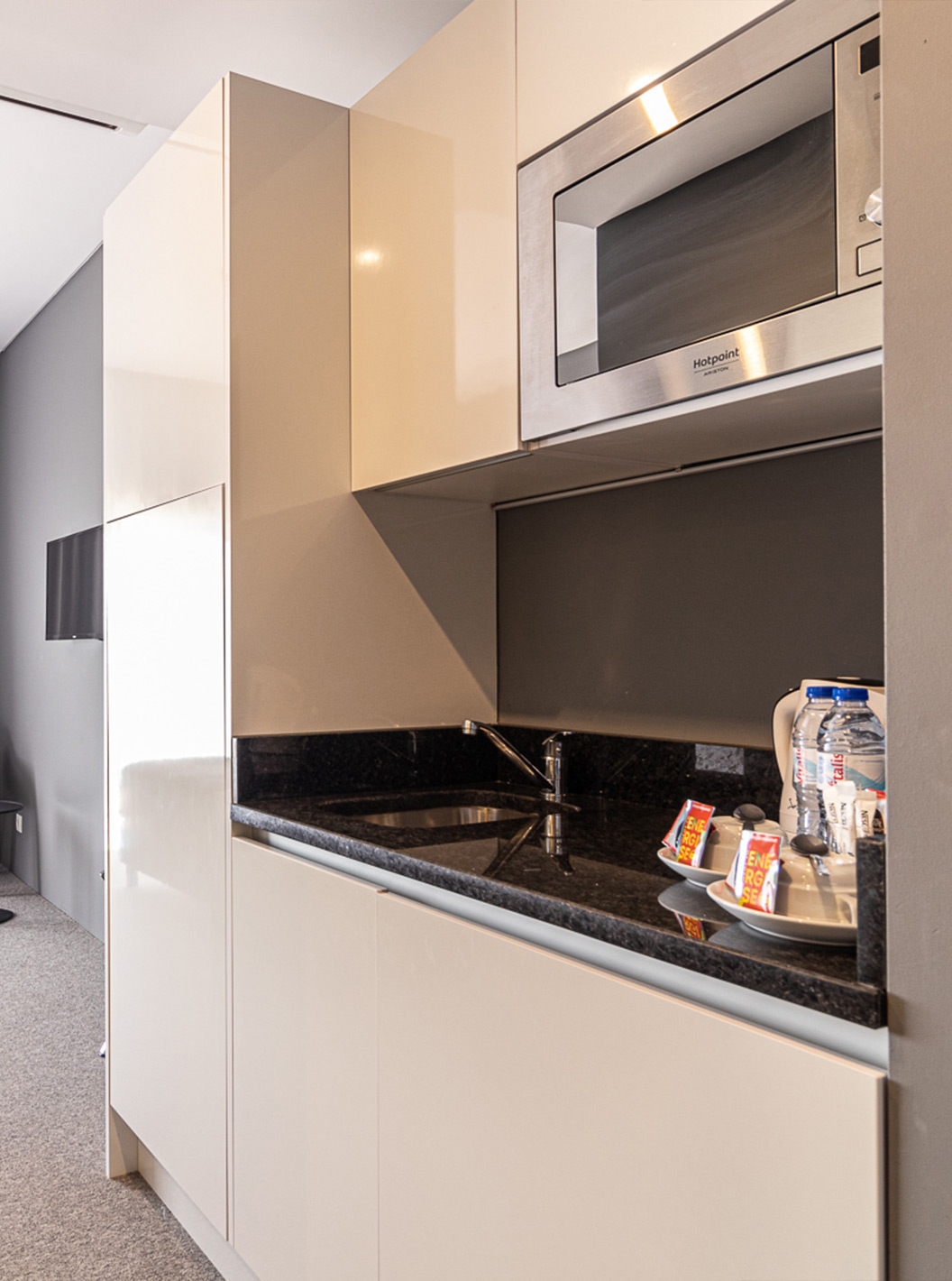 Klassieke Kamer Zwembadzicht met bed, TV, keuken bij Pestana Gramacho Residences