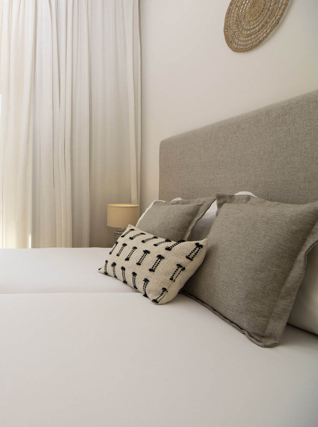 Het Appartement T2 Superior van Pestana Palm Gardens heeft een bed met kussens, een raam dat toegang geeft tot een balkon