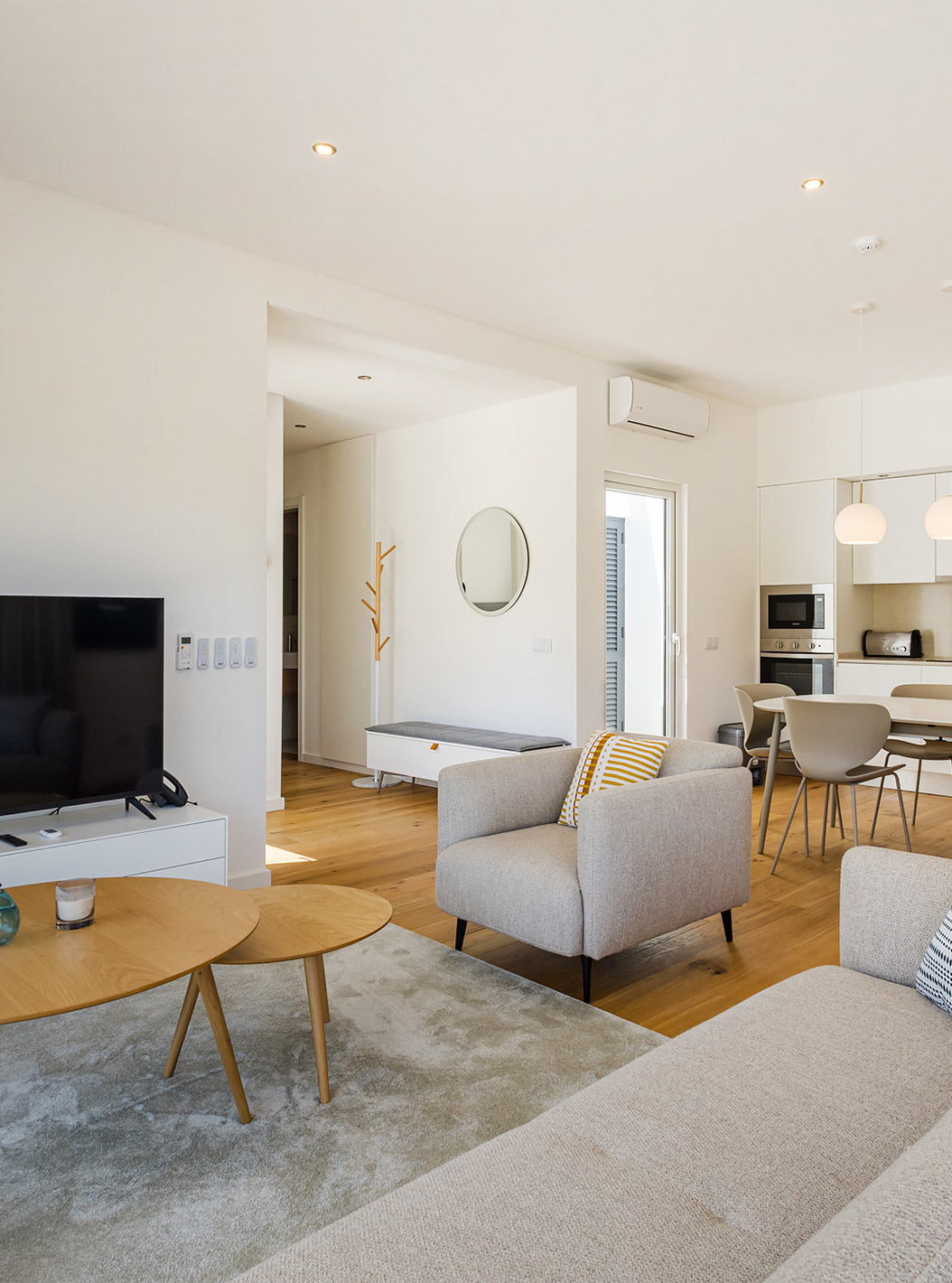 De Premium Villa 3 slaapkamers - 6 volwassenen van Pestana Valley heeft een eettafelen een televisie