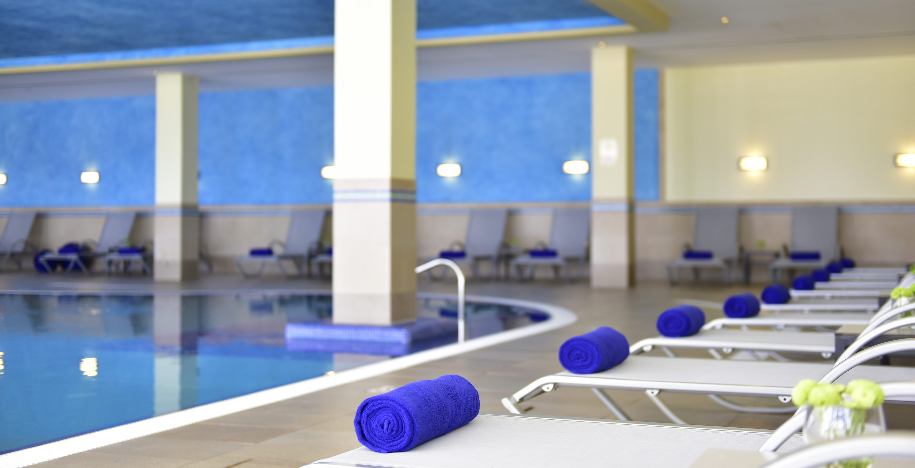 Binnenzwembad van Pestana Viking, met diverse ligstoelen en handdoeken beschikbaar
