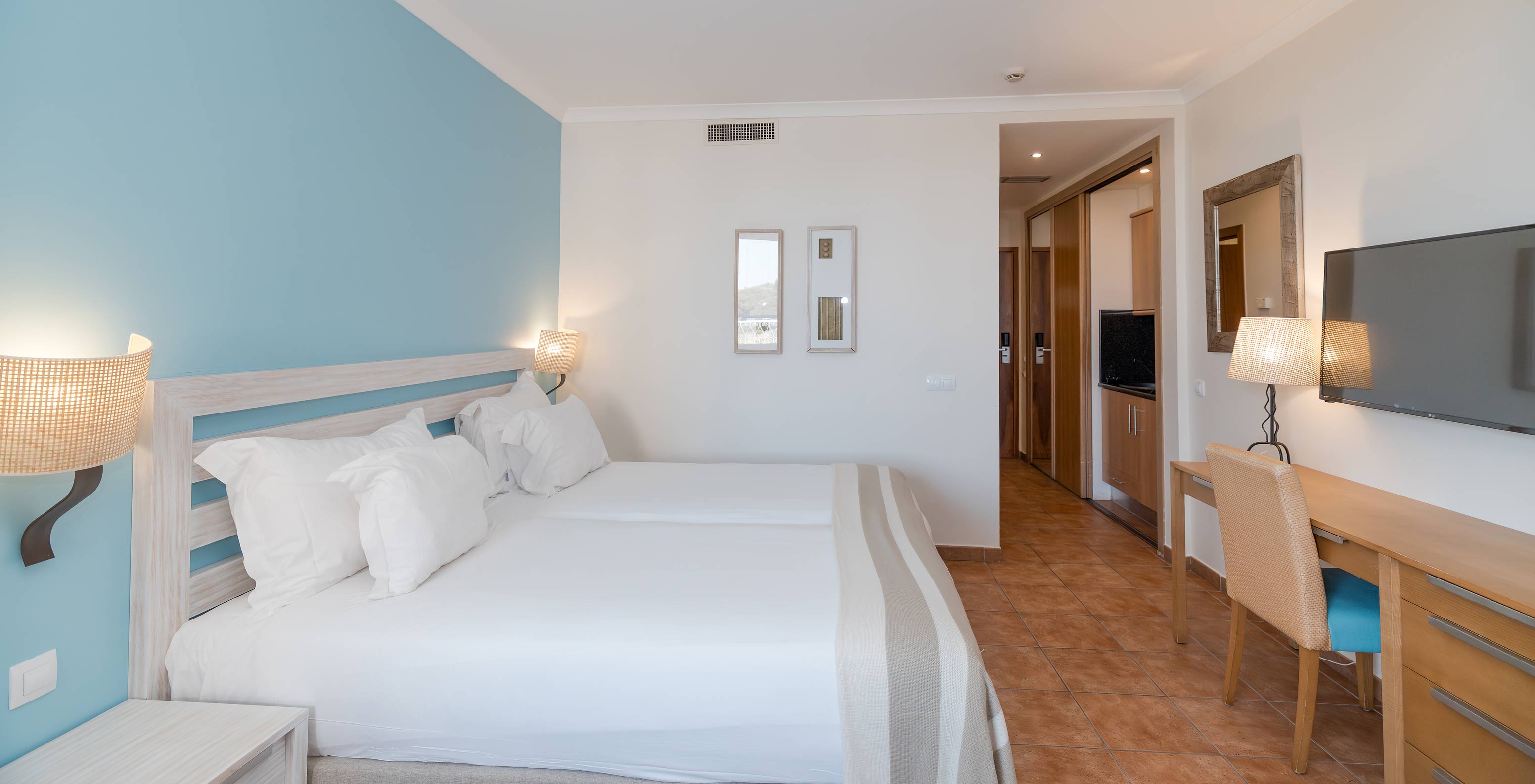 De Deluxe Tuinzicht van Pestana Viking heeft twee bedden, nachtkastje, bureau en tv