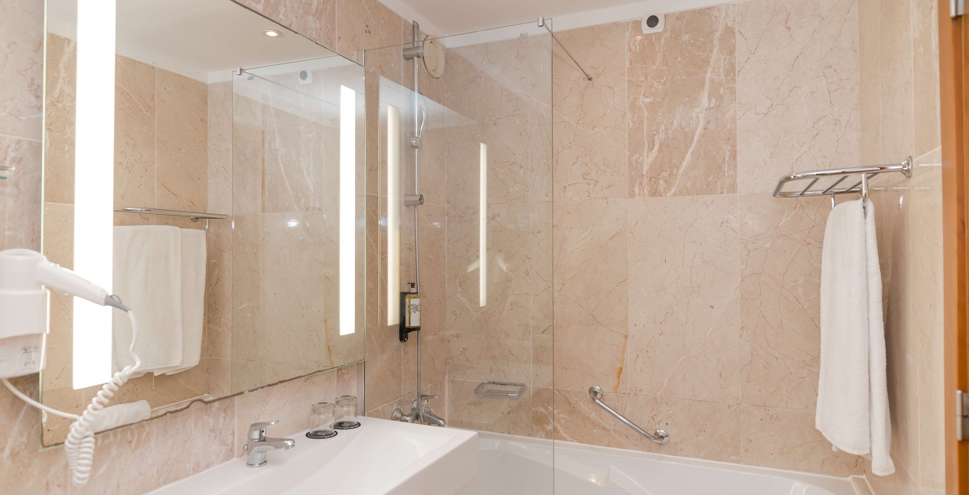 De suite zeezicht van Pestana Viking heeft een badkamer met wastafel, spiegel en bad met douche