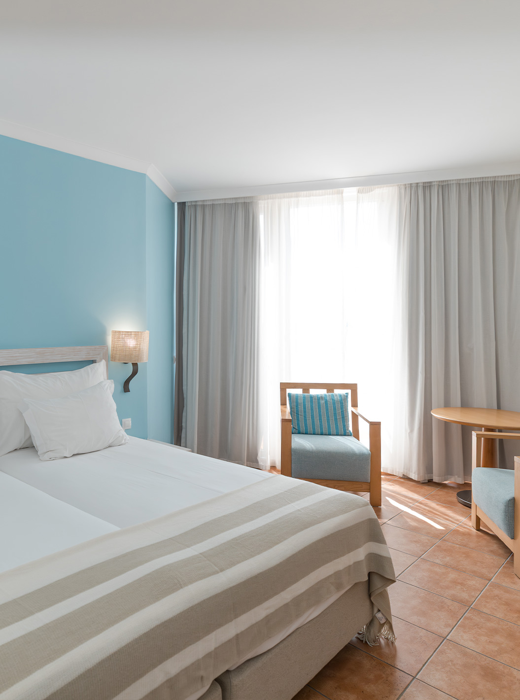 De Deluxe Zeezicht van Pestana Viking heeft twee bedden, nachtkastje, twee stoelen en airco