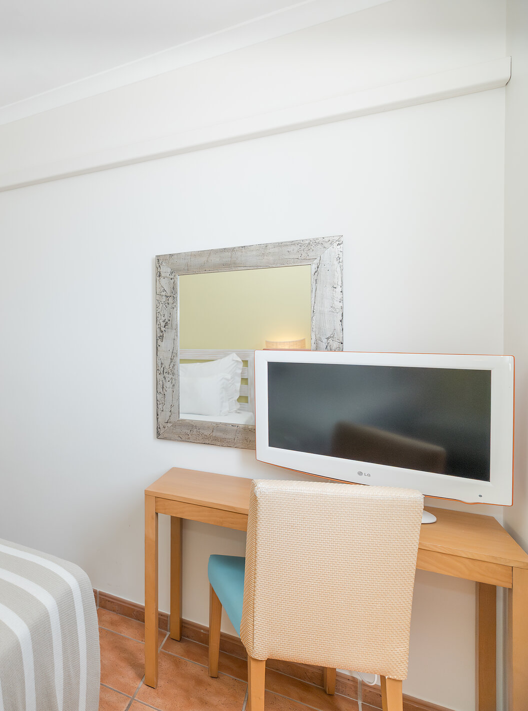 De Suite Zeezicht van Pestana Viking heeft een kamer met twee bedden, airco, bureau en badkamer