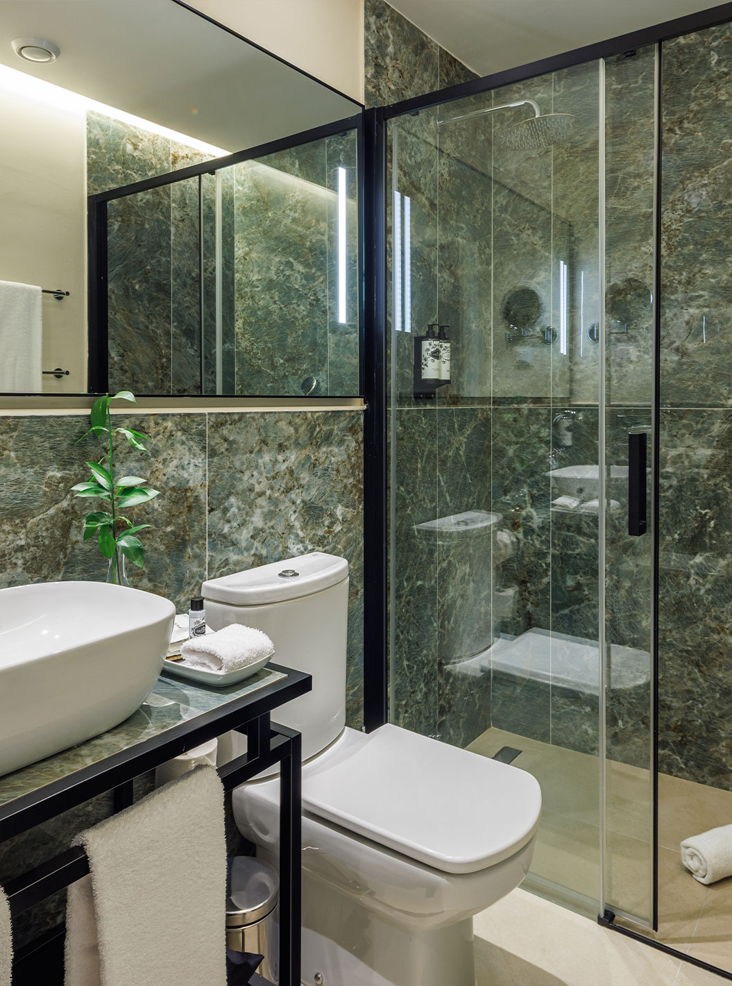 De Classic Garden View bij Pestana Vila Sol - Vilamoura heeft een groene marmeren badkamer met wc, wastafel en douche