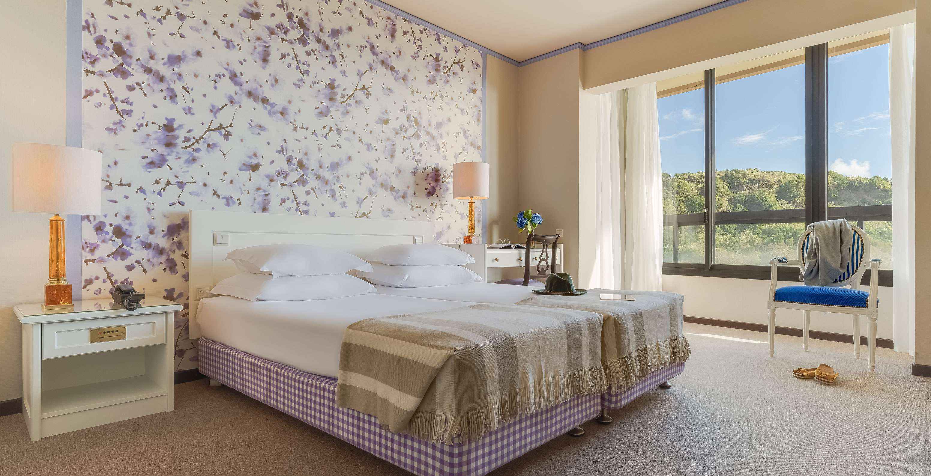 Standard Tuinzicht van Pestana Bahia Praia is een ruime kamer met twee bedden, nachttafel en bureau