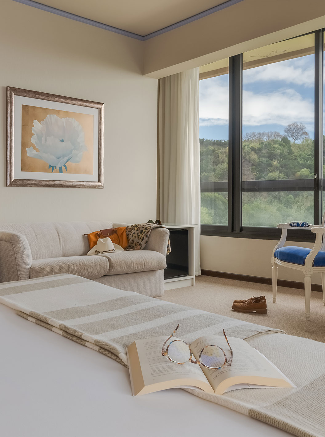 Standard Zeezicht van Pestana Bahia Praia heeft bureau, bank en stoel bij raam met uitzicht op tuin