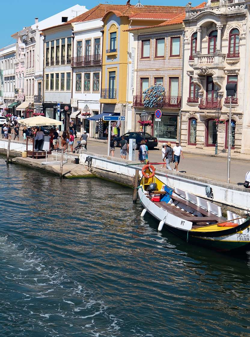 Vaart met de historische moliceiros boten door de kanalen van Aveiro in Portugal