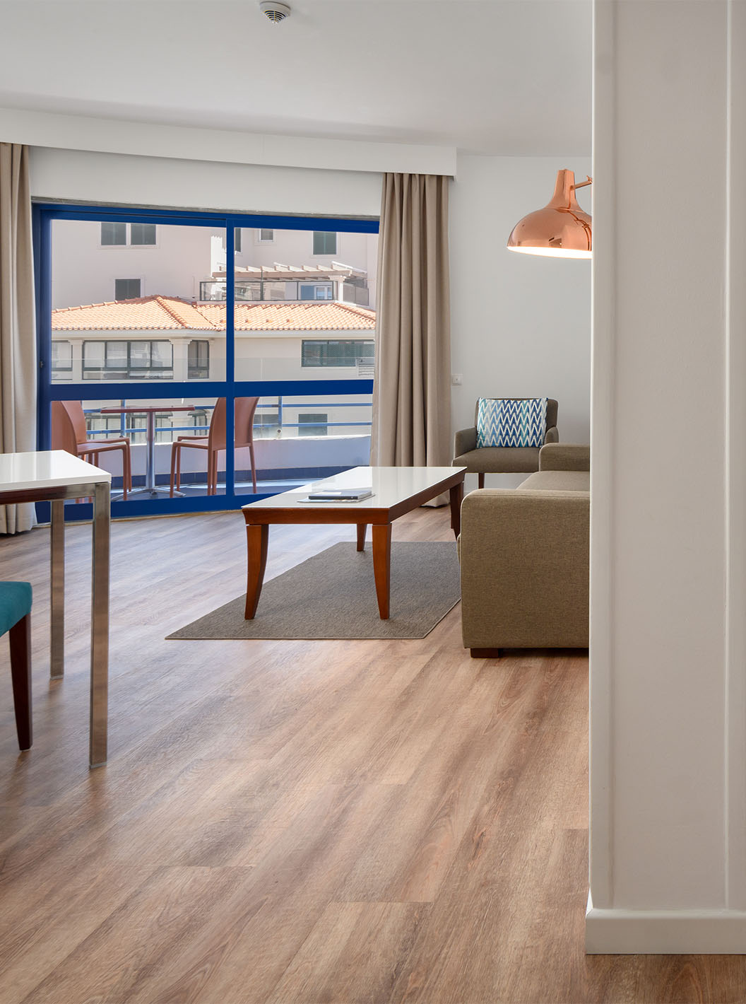 De Deluxe Suite met Zeezicht van Pestana Cascais heeft een woonkamer met bank, salontafel en balkon