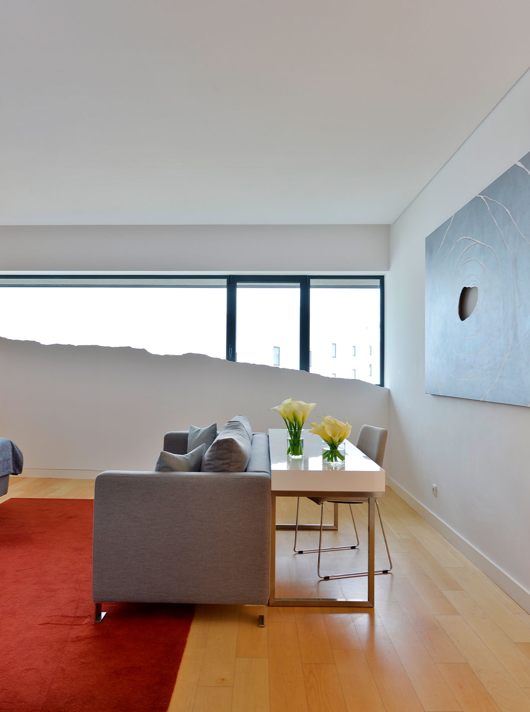 De Double Superior Room van Pestana Cidadela Cascais heeft een bank, bureau met stoel en een raam met kunst