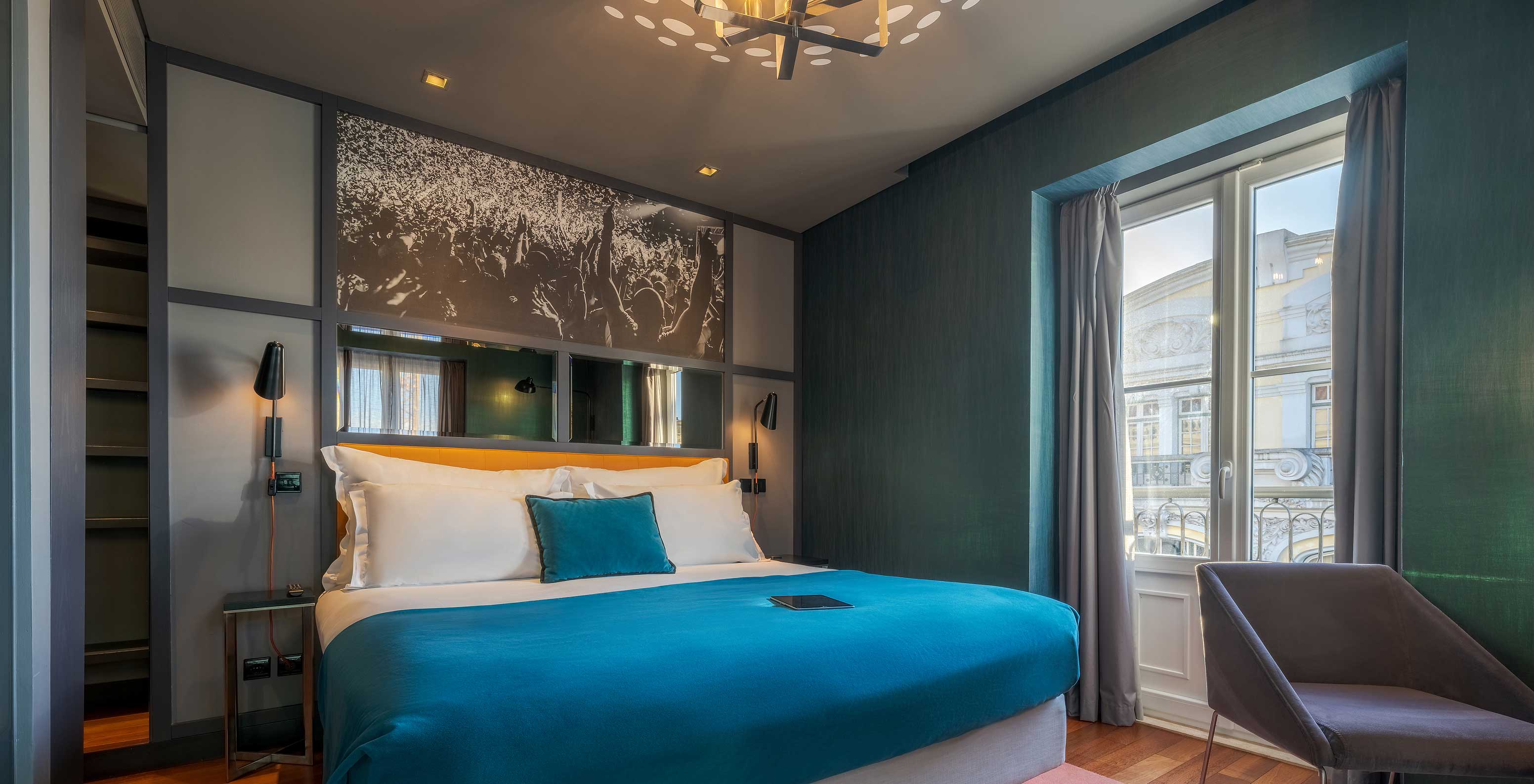 De CR7 Superior in Pestana CR7 Lisboa heeft een tweepersoonsbed en een raam met een mooi uitzicht