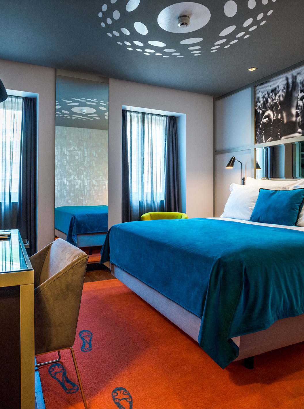 De Kamer CR7 van Pestana CR7 Lisboa heeft een tweepersoonsbed, een spiegel en een bureau