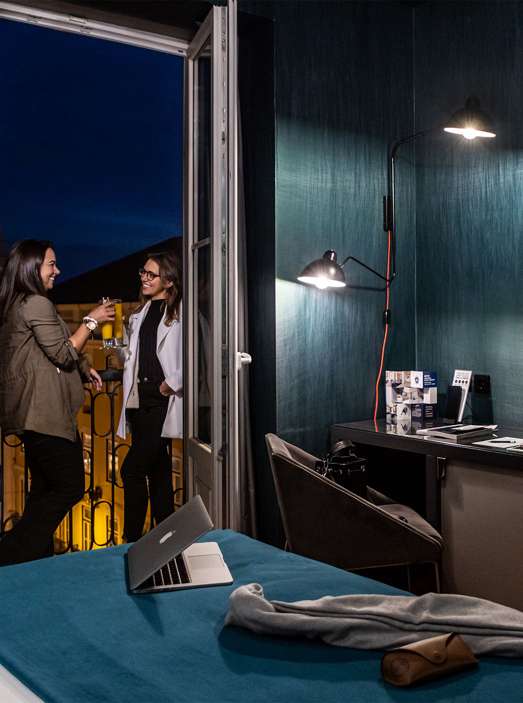 In de CR7 Superior Corner van Pestana CR7 Lisboa kun je genieten van een drankje op het balkon met uitzicht op de Baixa