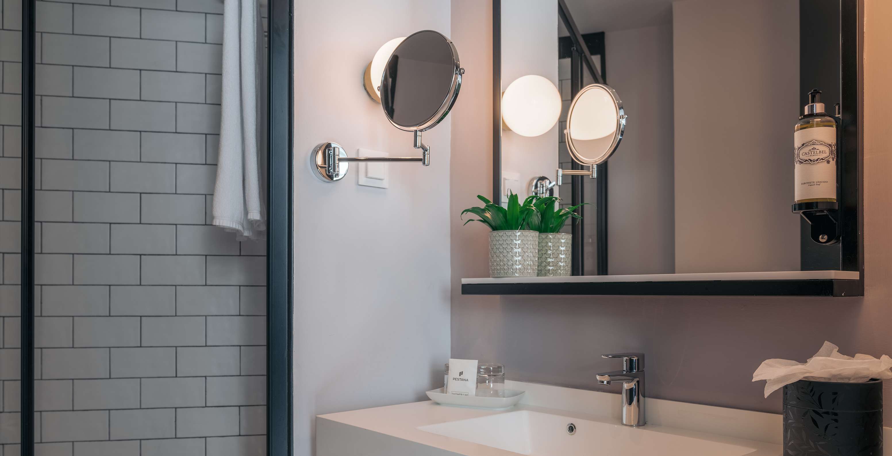 De Double Superior Van Pestana Lisboa Vintage Heeft Een Badkamer Met Wastafel Met Twee Spiegels En Een Zijde Douche