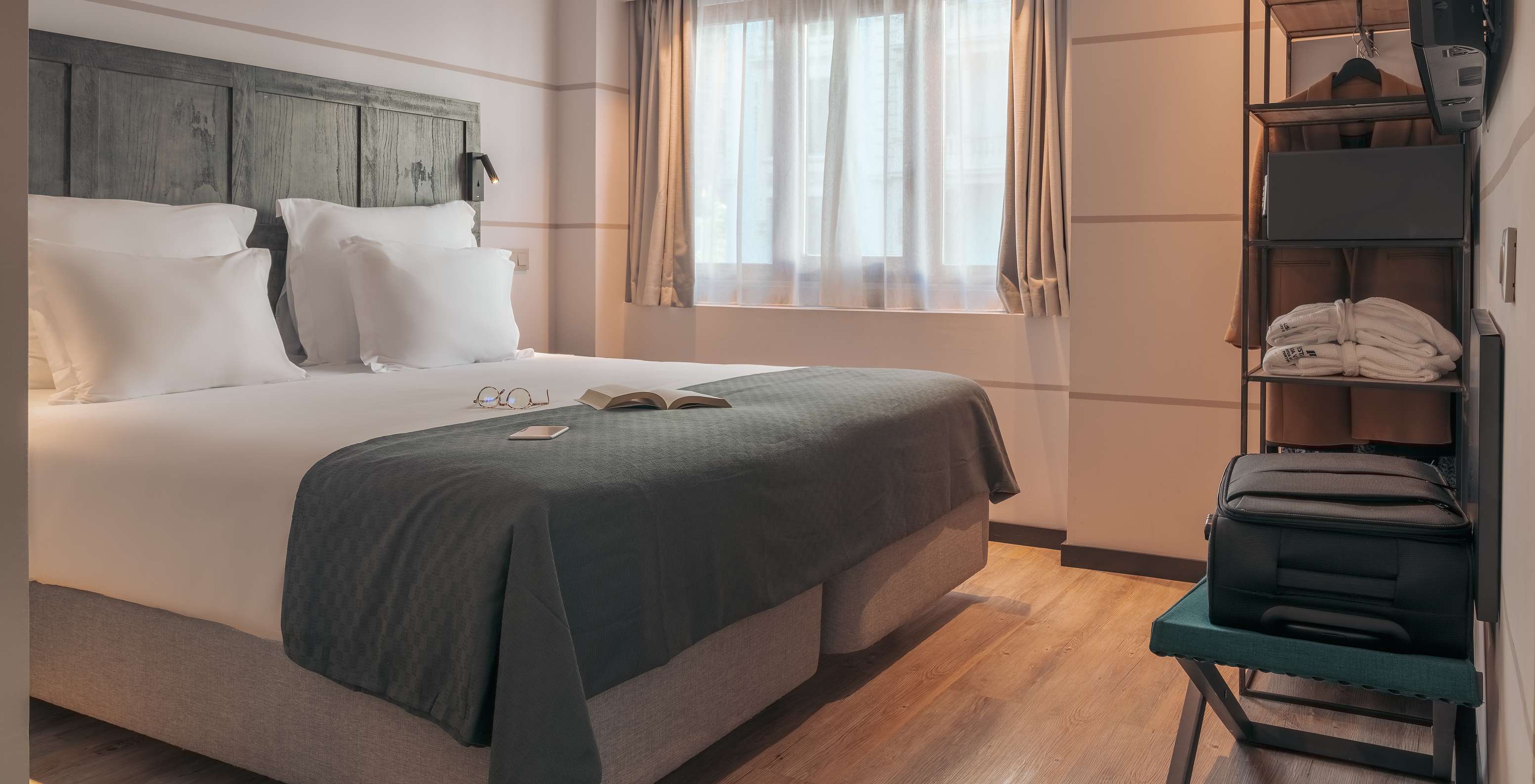 De Double Deluxe Studio Van Pestana Lisboa Vintage Heeft Een Tweepersoonsbed Met Een Grijze Deken En Een Kast Met Een Jas