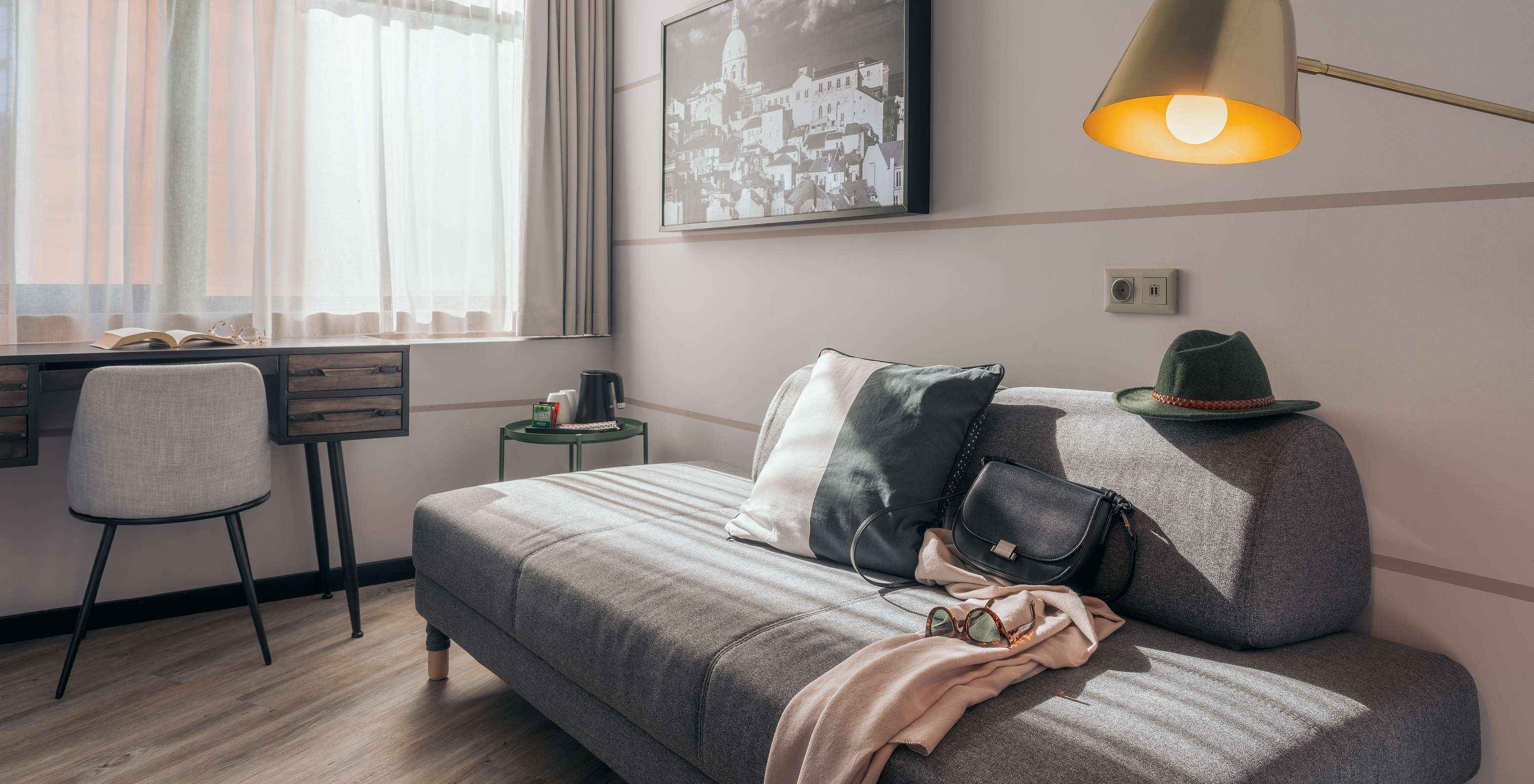 De Double Superior Van Pestana Lisboa Vintage Heeft Een Grijze Bank Een Bureau Met Stoel Een Tafel En Een Schilderij