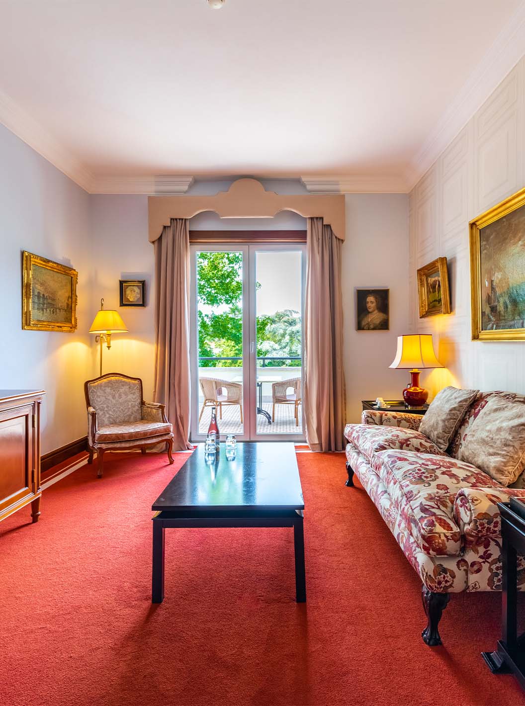 De Suite Collection van Pestana Palace Lisboa heeft een kamer met bank, televisie, raam met balkon en schilderijen