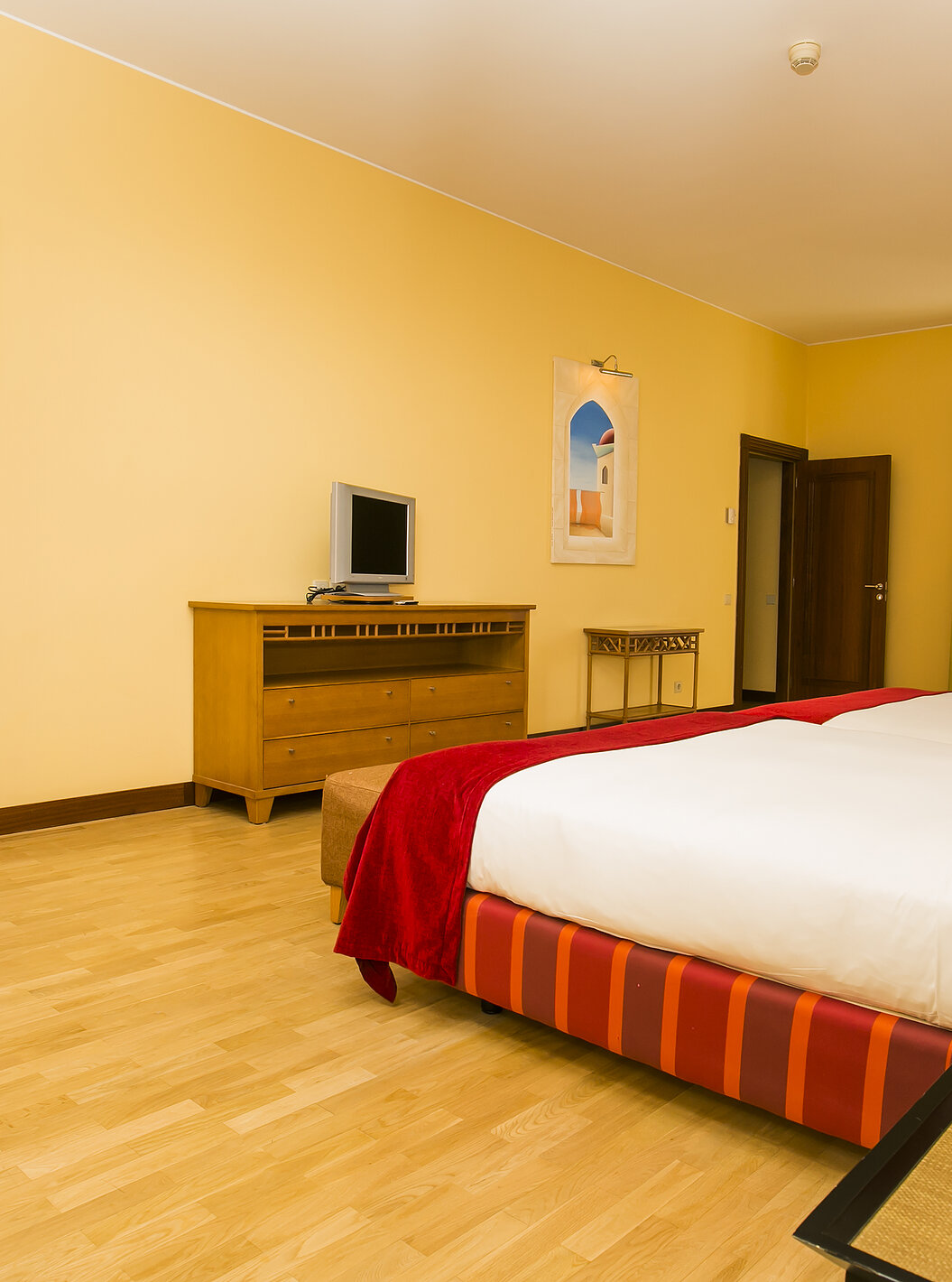 De Deluxe Mezzanine Suite van Pestana Sintra Golf heeft twee bedden, een kleine televisie en een raam naar het balkon