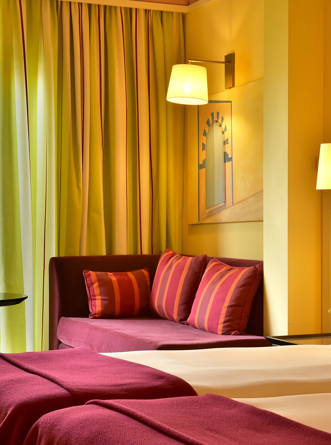 De Superior Tweepersoonskamer - Zwembadzicht van Pestana Sintra Golf heeft twee bedden, een bank met salontafel en een raam