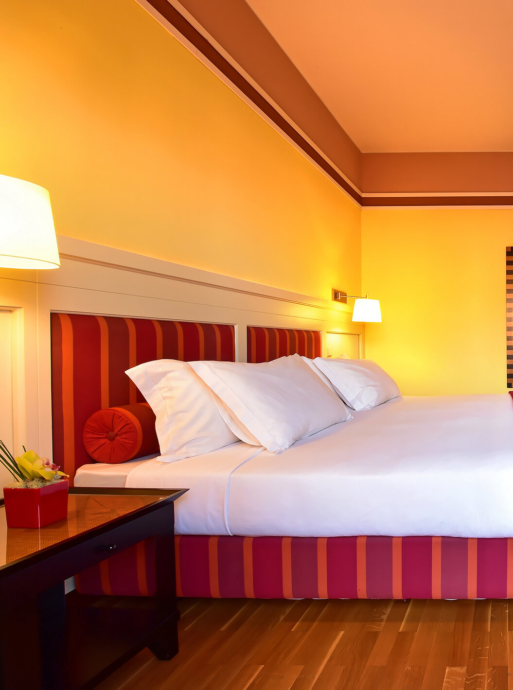 De Superior Suite van Pestana Sintra Golf heeft een tweepersoonsbed, spiegel aan de muur en meubel met televisie