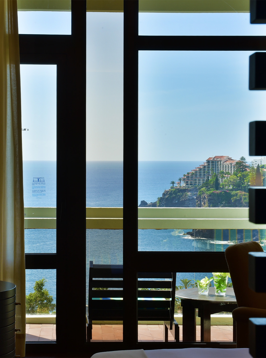 De Klassieke Kamer met Zijzeezicht van Pestana Casino Park heeft een televisie en balkon met tafel en uitzicht op zee