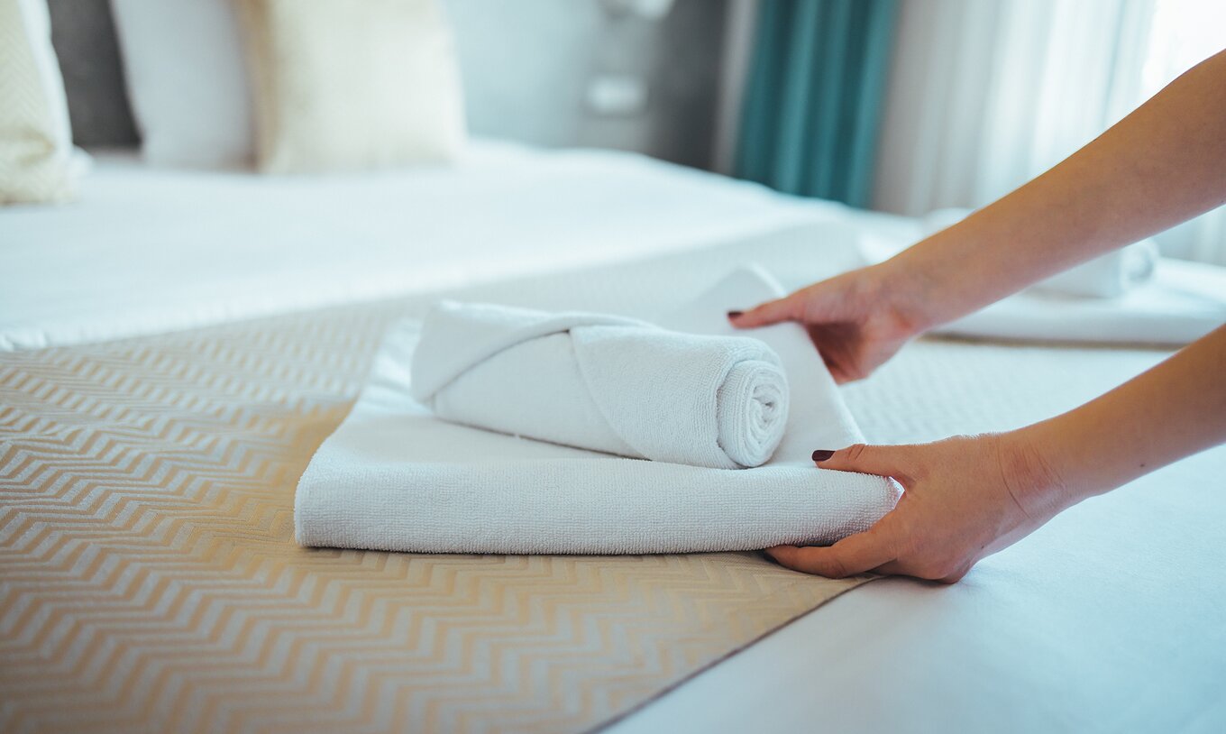 Het T2 Appartement Van Pestana Madeira Beach Club Heeft Een Tweepersoonsbed Met Handdoeken Van Gezicht En Lichaam