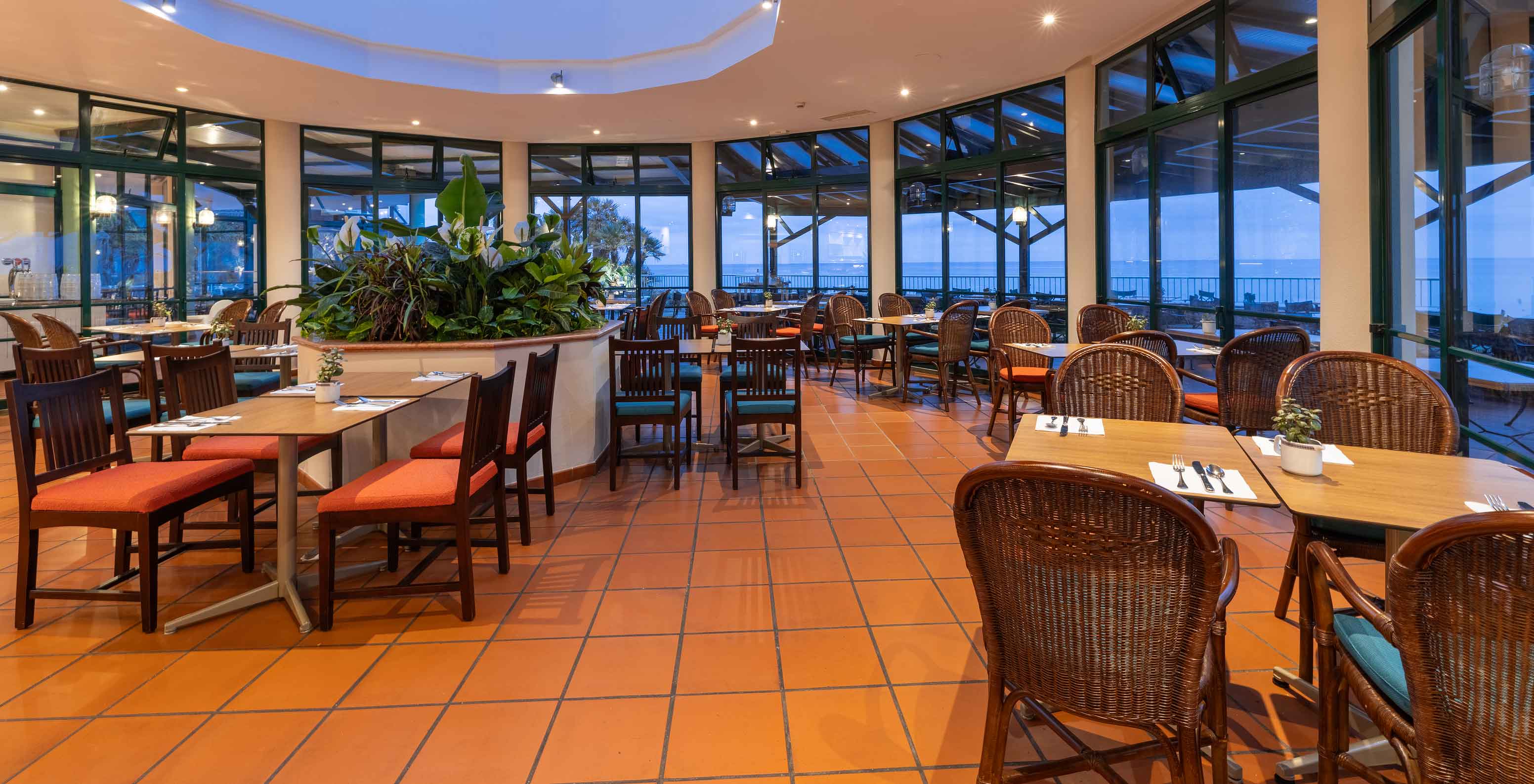 Het Arlequim restaurant van het 5-sterrenhotel in Funchal, Madeira heeft een panoramisch uitzicht op het strand