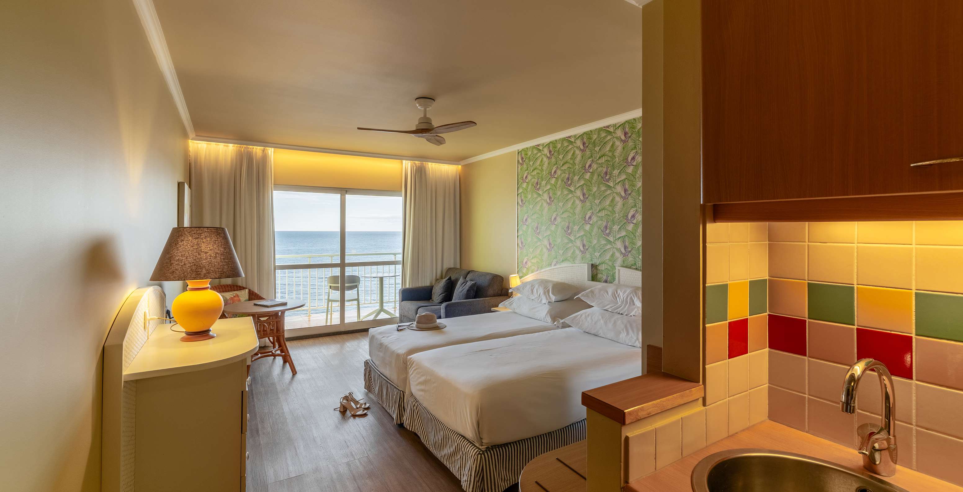 De Premium Sea View van het Pestana Ocean Bay All Inclusive heeft een tweepersoonsbed, een balkon en een bank