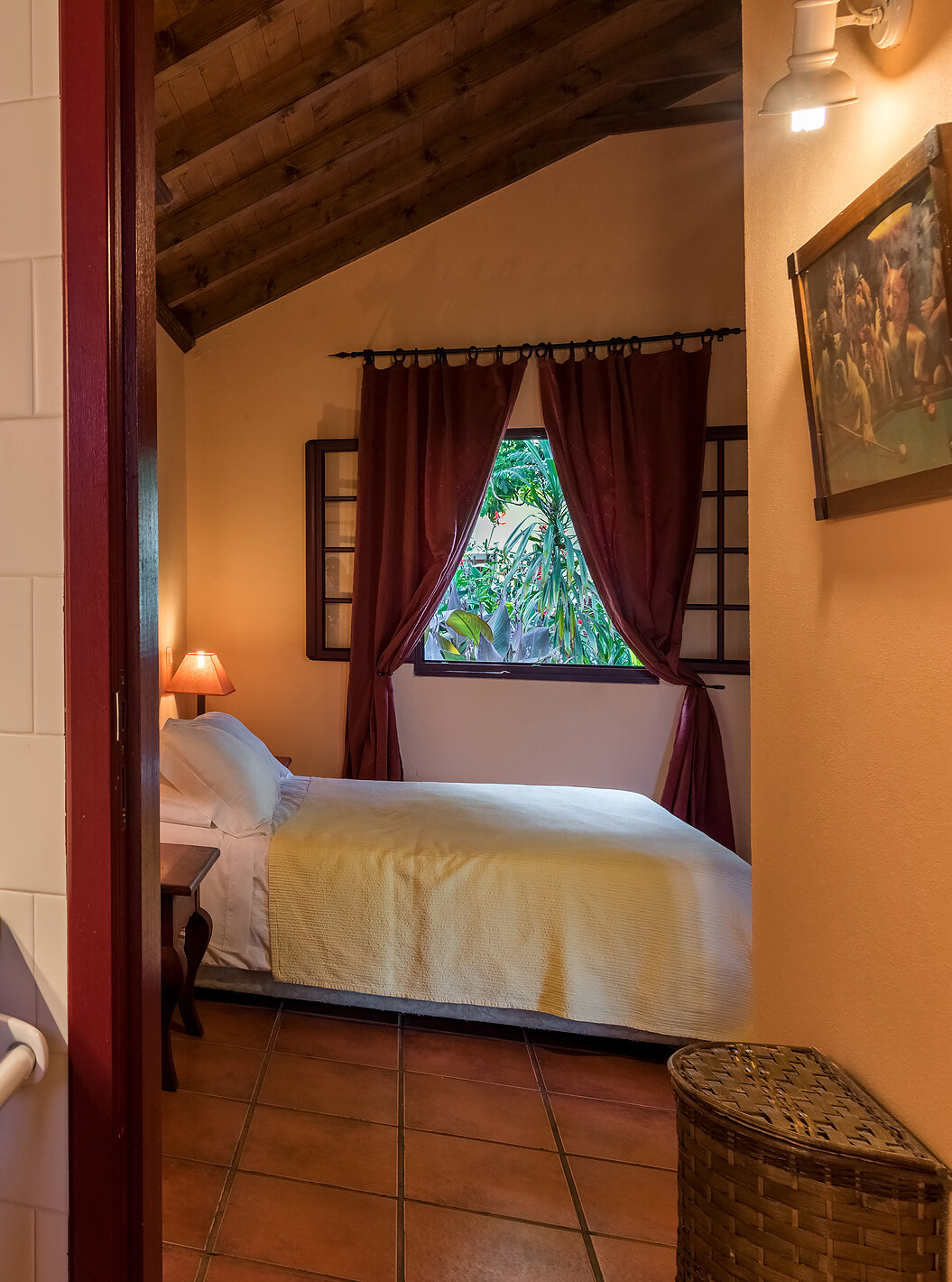 De Villas van Pestana Quinta do Arco hebben een badkamer met wastafel en de deur open naar de kamer met tweepersoonsbed