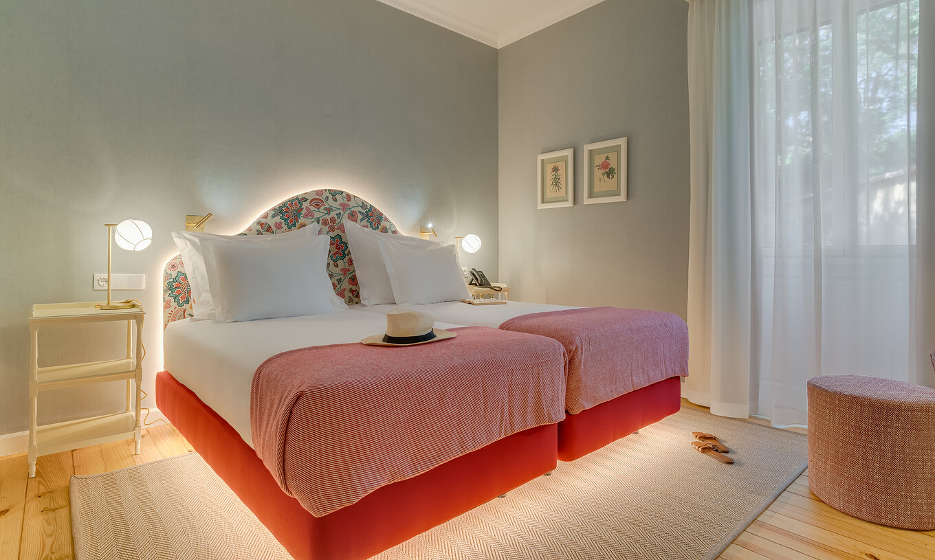 Kamer Klassiek van Pestana Quinta Perestrello heeft twee eenpersoonsbedden en nachtkastje