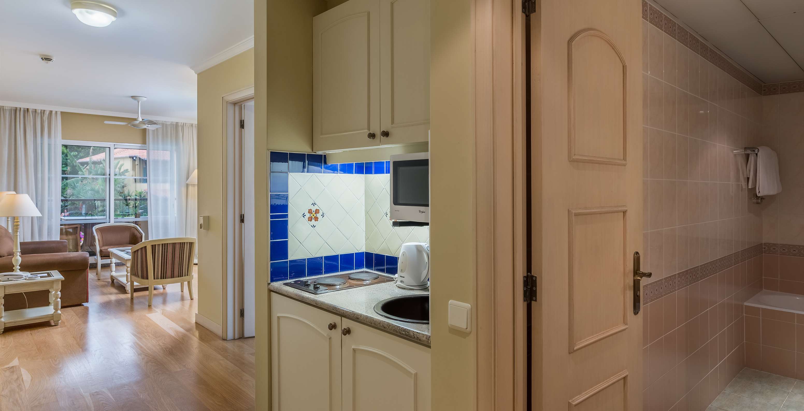 De Superior Familie van Pestana Village heeft een keuken met kookpitten, badkamer en woonkamer