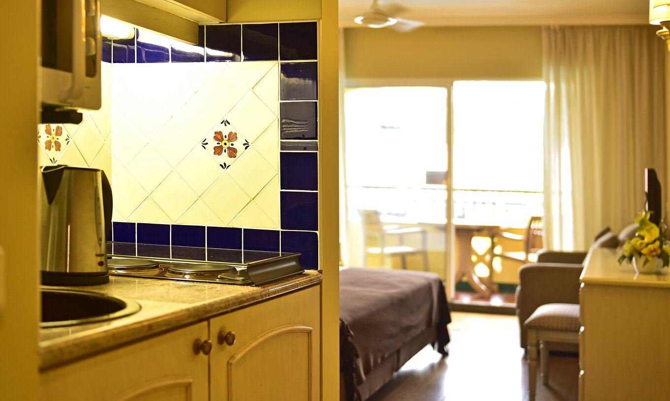 De Studio Classic van Pestana Village heeft een keuken met kookpitten en een waterkoker, met balkon en tweepersoonsbed