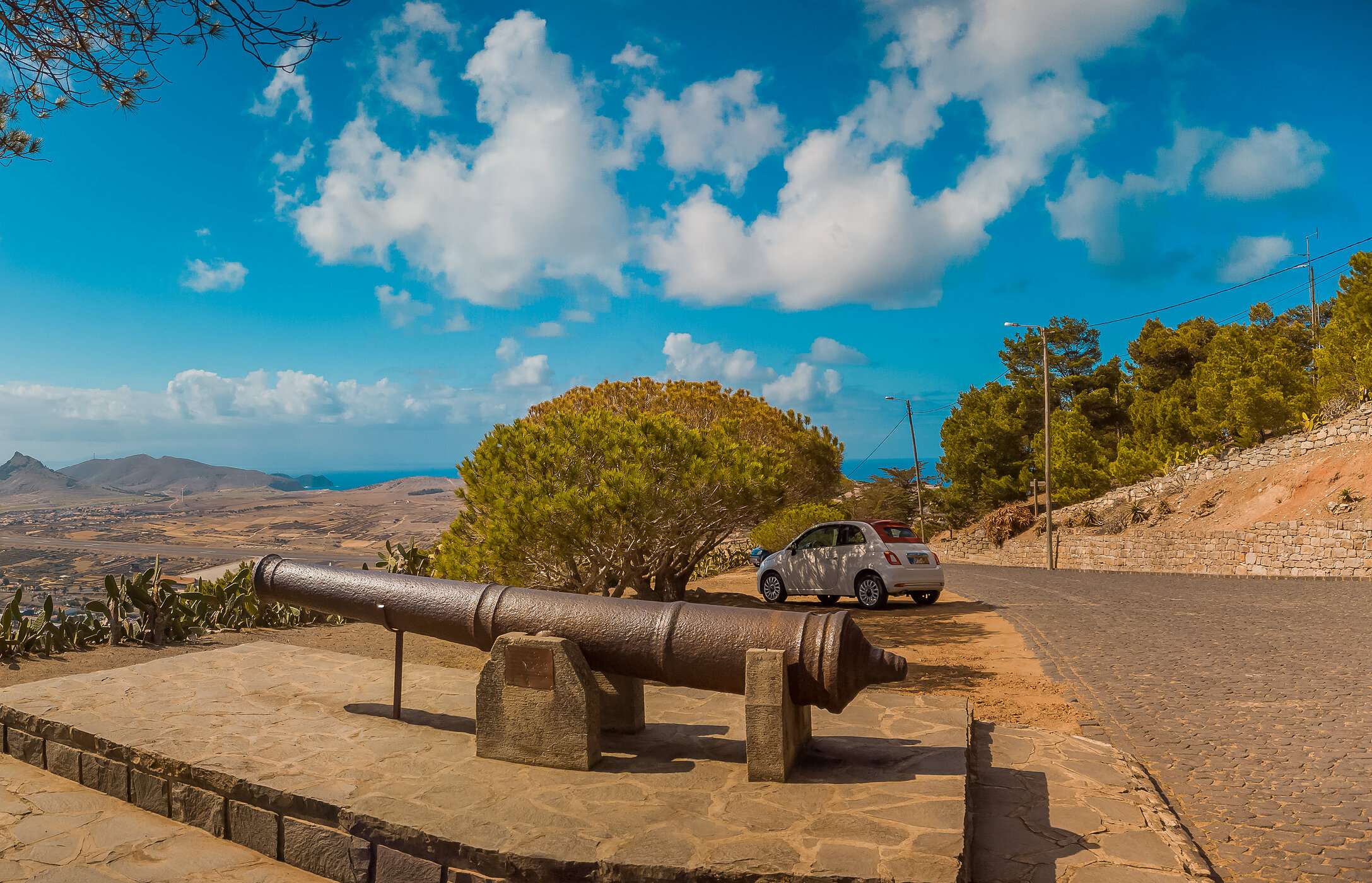 Panoramisch uitzicht vanaf de Miradouro do Pico Castelo, met de prachtige landschappen van Porto Santo