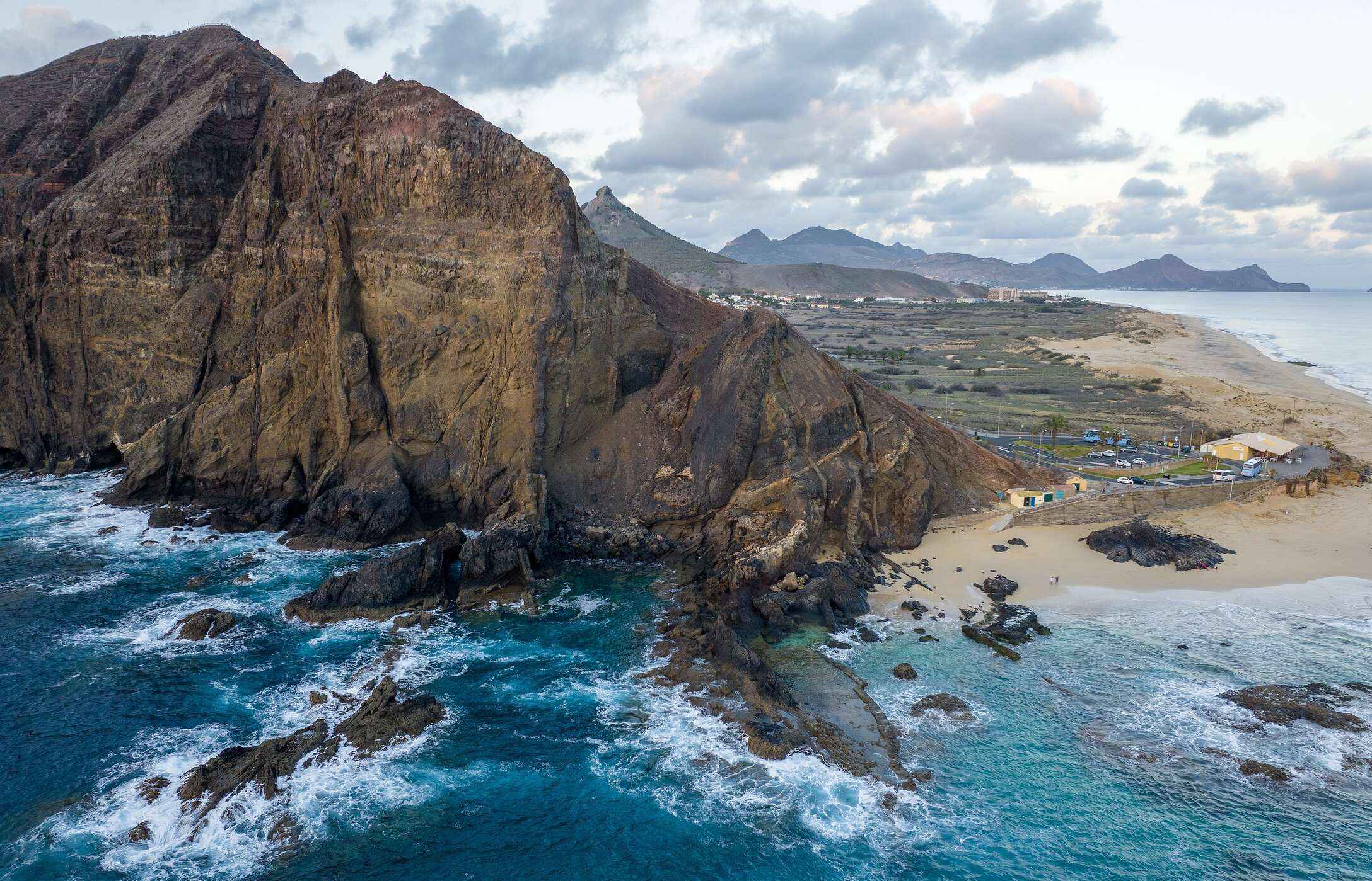Ponta da Calheta in Porto Santo, met zijn kliffen en kristalhelder Atlantisch water