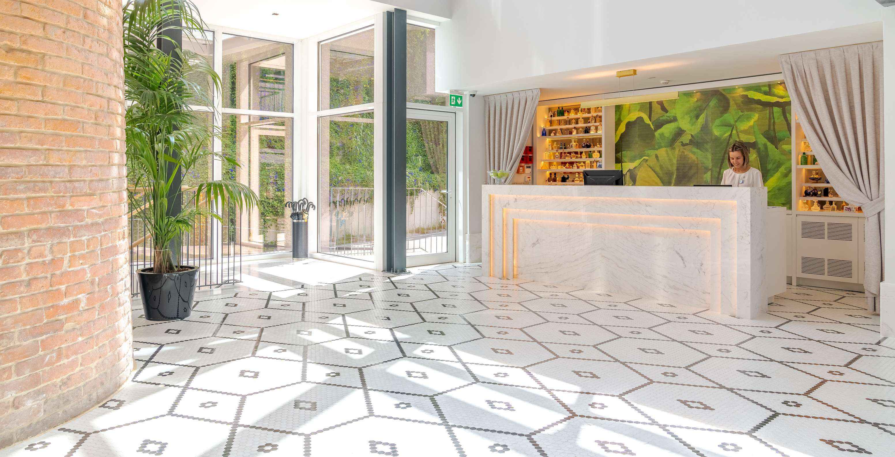 Pestana Douro, hotel met zwembad aan de rivier de Douro, heeft een receptie met een medewerkster achter de balie