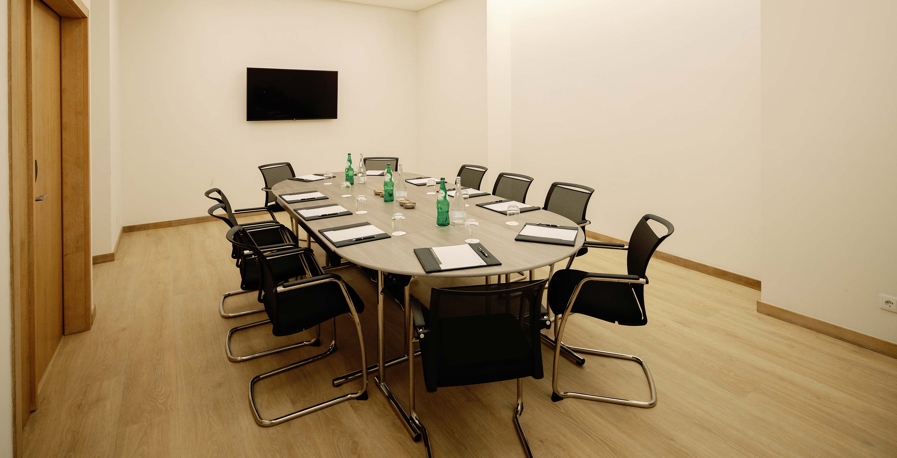 Douro VIII met stoelen tafel en scherm in het Pestana Douro Riverside Hotel met zwembad aan de Douro